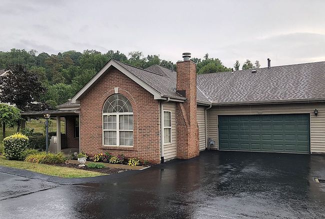 Photo of 1428 Greenbriar Ct, South Park, PA