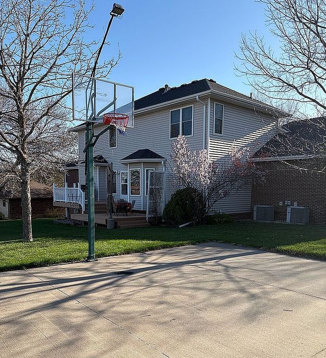 Image of 1719 N Oak St
