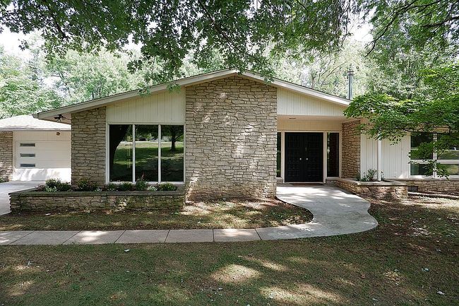 Photo of 7944 Hawthorne Ct, Indianapolis, IN