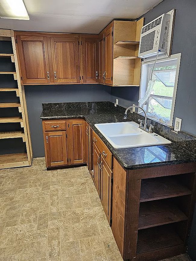 Additional photo 2 of property located at 1030 S Paris St