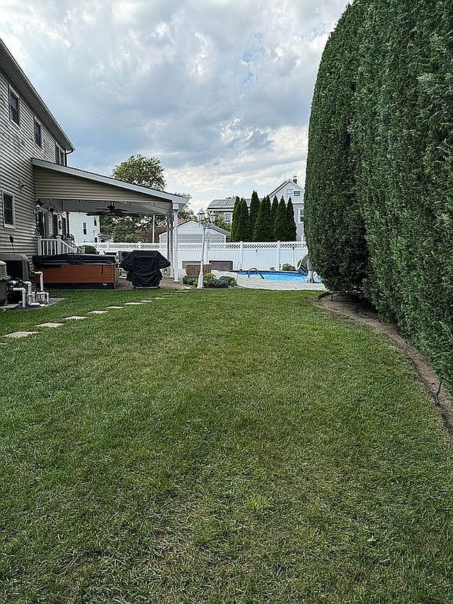 Photo of 30 Rose Ct, Lindenhurst, NY