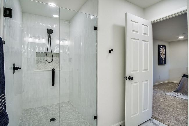 Image of 5812 Waltham Ave