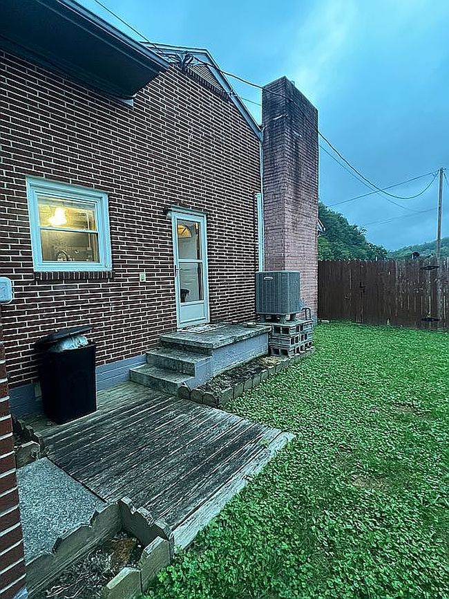 Photo of 165 Coconut Rd, Bluefield, WV