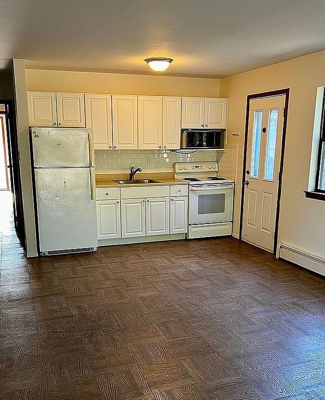 Photo of 8 Deans Ln, Bayville, NY