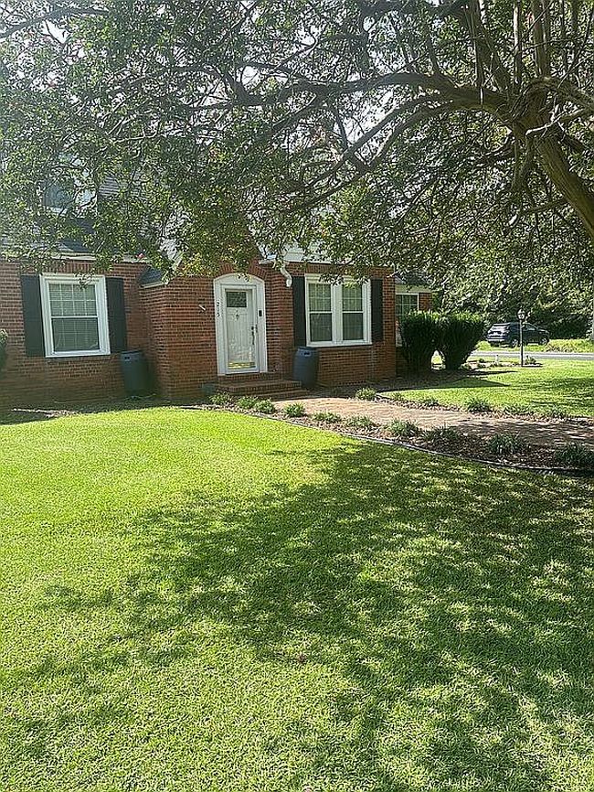 Photo of 215 N Elm St