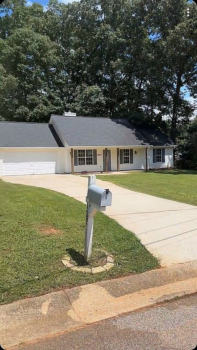 Photo of 127 Lake Forest Dr, Jackson, GA