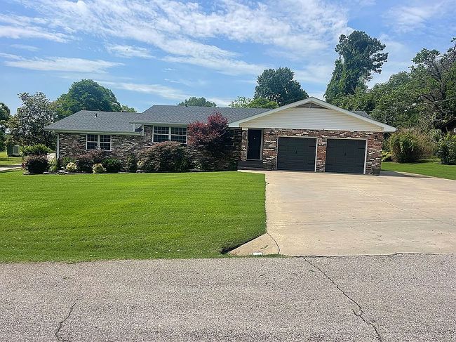 Photo of 1101 W Main St, Ozark, AR