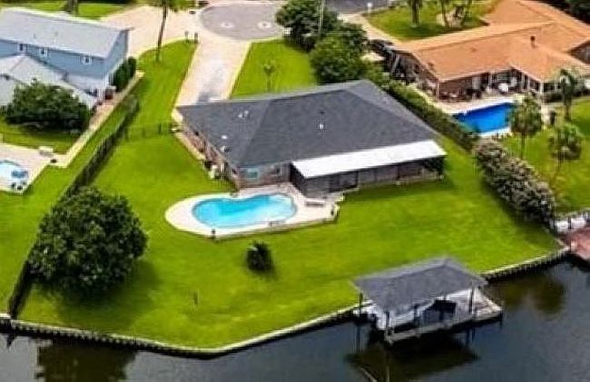 Photo of 1047 Aquamarine Dr, Gulf Breeze, FL