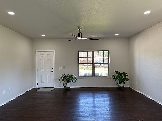 Additional photo 2 of property located at 1302 W Walker Dr