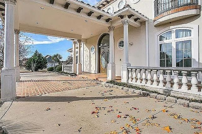 Photo of 5501 Estate Ln