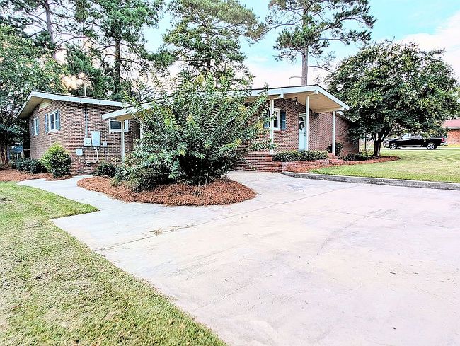 Photo of 105 Hillcrest Dr, Cochran, GA