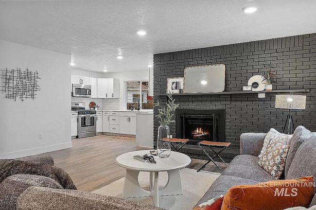 Image of 1 W Juniper St