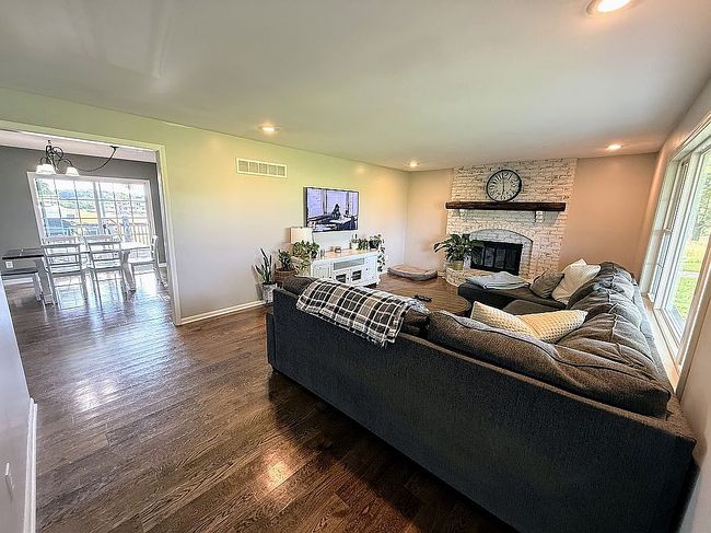 Photo of 18275 182nd St, Tonganoxie, KS