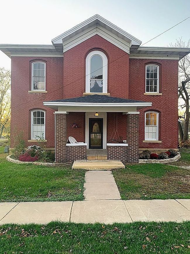 1019 Main St, Savanna, IL