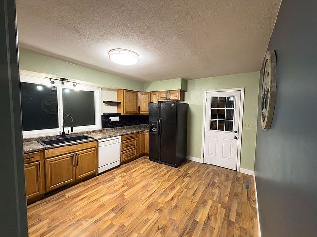 Image of 602 E State St
