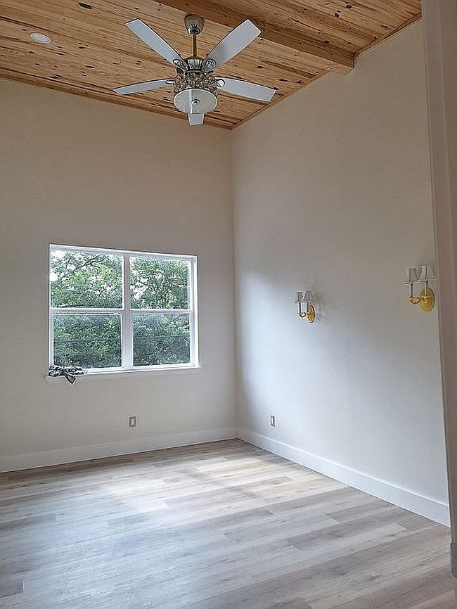 Photo of 102 Dogwood Dr, Denison, TX