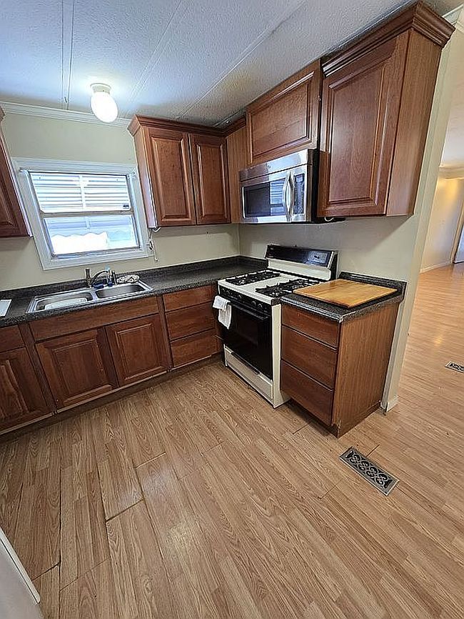 Image of 160 Crestwood Dr