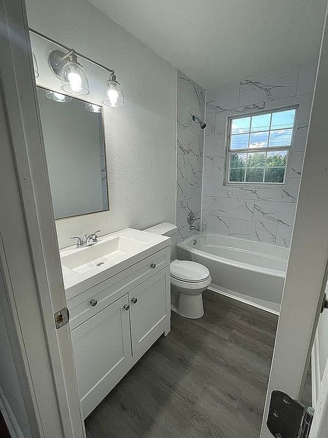 Image of 305 E Elm St S