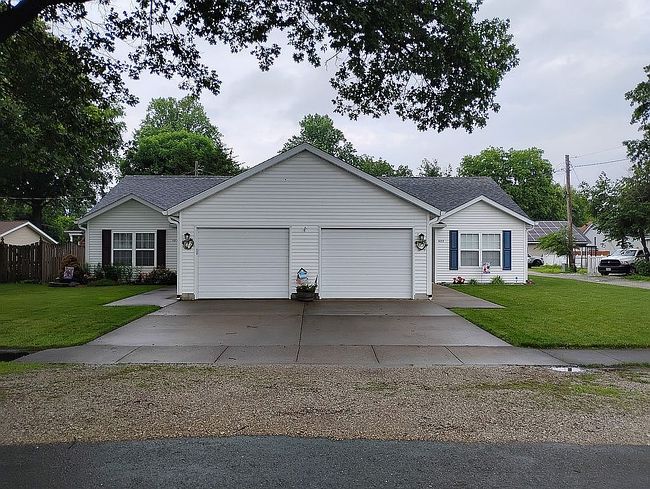 Photo of 425-427 W Olive St, Staunton, IL