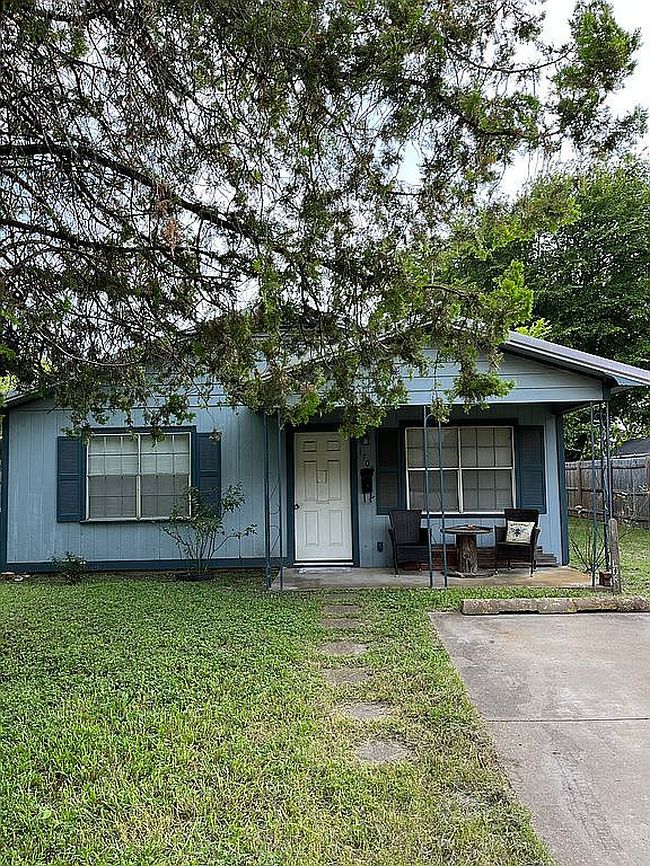 Photo of 1705 N Breckenridge St, Ennis, TX