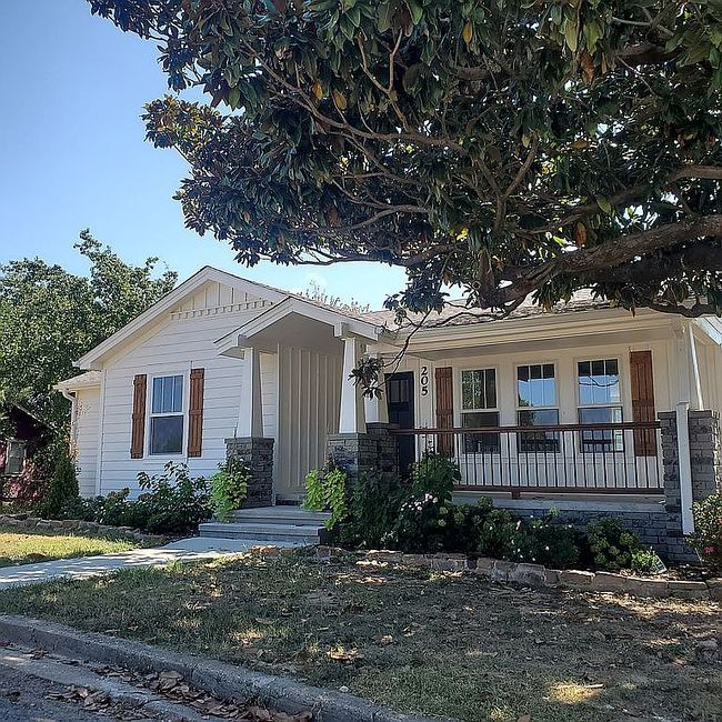 Photo of 205 W 4th St