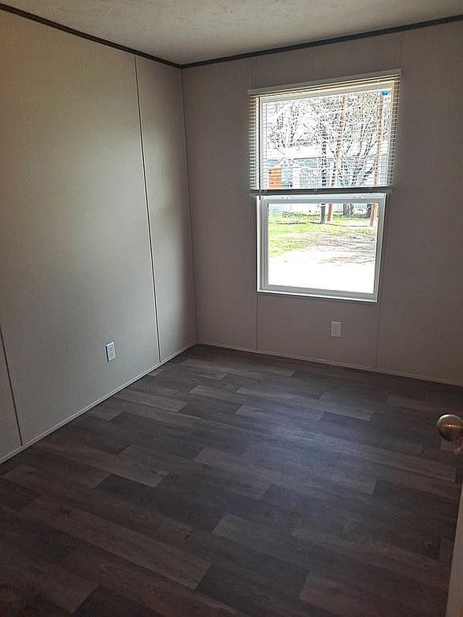 Image of 1010 E Crest Dr Trailer 20