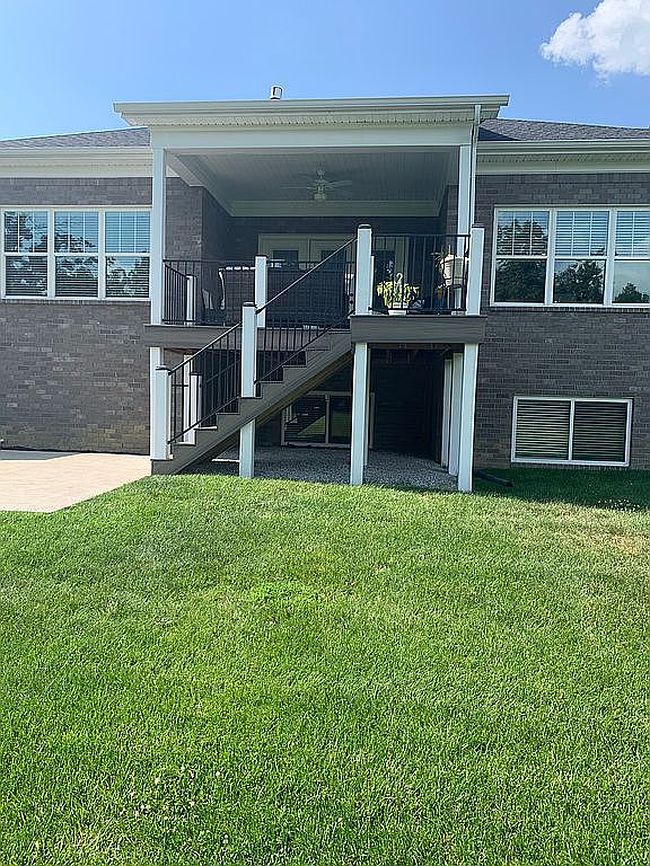 Photo of 2009 Prestwick Pl, Henryville, IN
