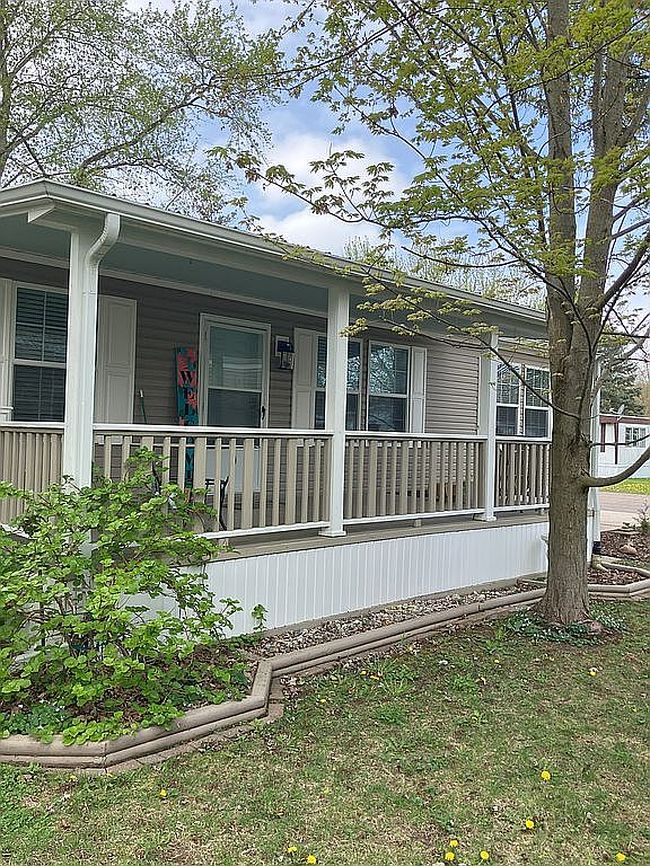 Photo of 6480 Lake Breeze Dr, Brighton, MI