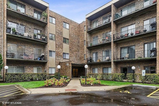 Photo of 725 W Huntington Commons Rd Apt 416, Mount Prospect, IL