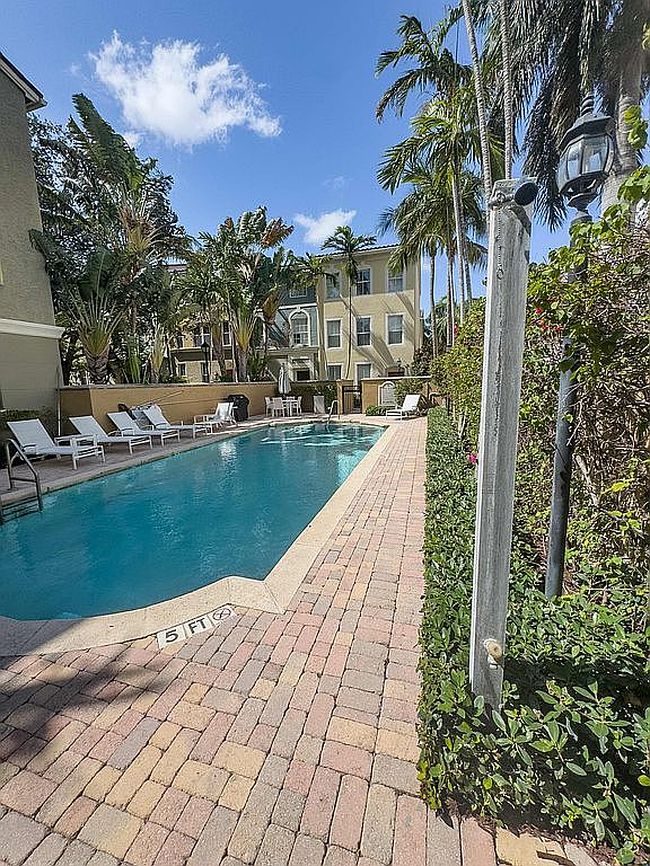 Image of 560 S Sapodilla Ave Apt 203