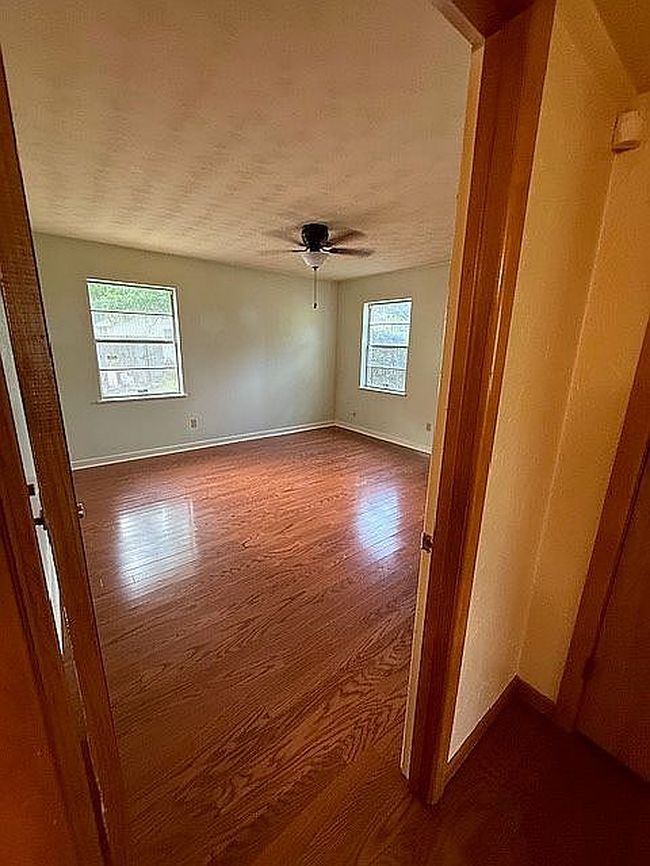 Additional photo 3 of property located at 906 N White Oak Rd