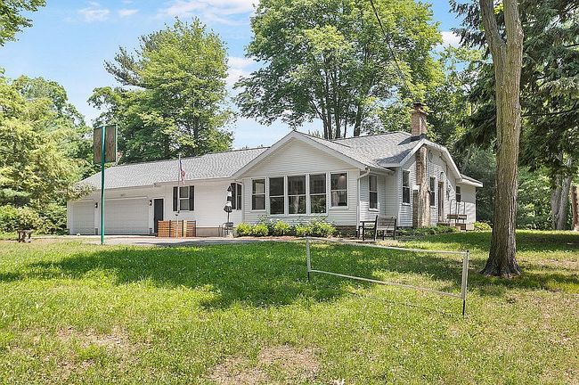 Photo of 4811 Lakeshore Dr, Holland, MI