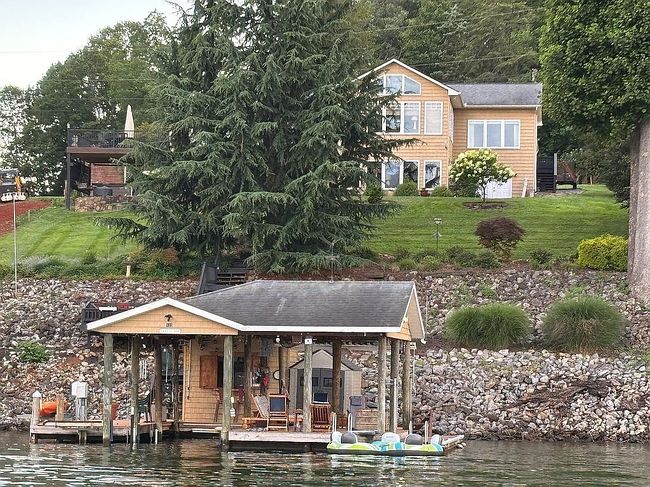 Photo of 428 Long Island Dr
