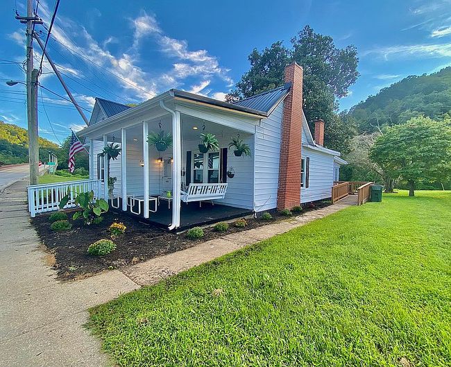 Photo of 272 S Front Ave, Prestonsburg, KY