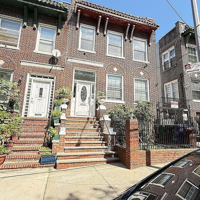 Photo of 125 W 227th St