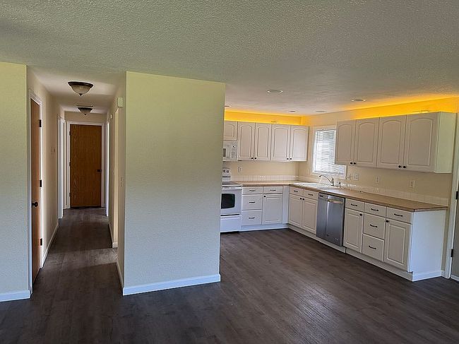 Image of 102 W Humphrey St