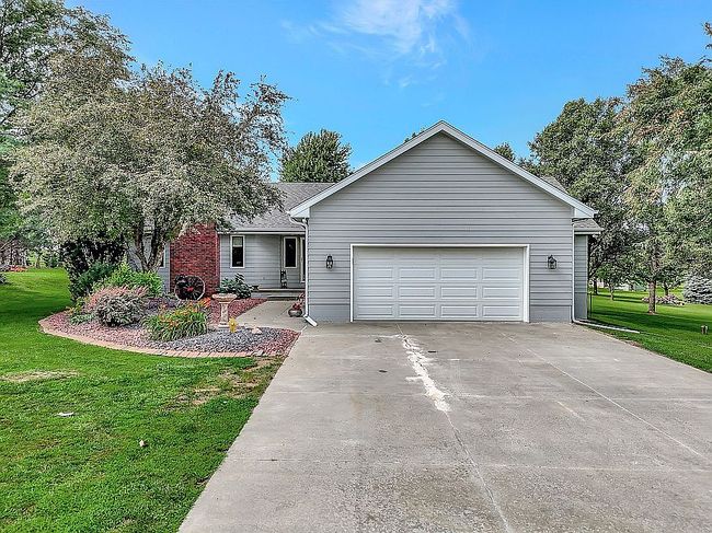 Photo of 19425 Hilltop Dr, Gretna, NE