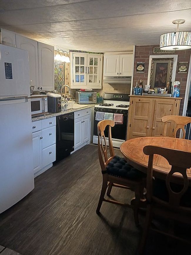 Additional photo 3 of property located at 4 Baseline Rd