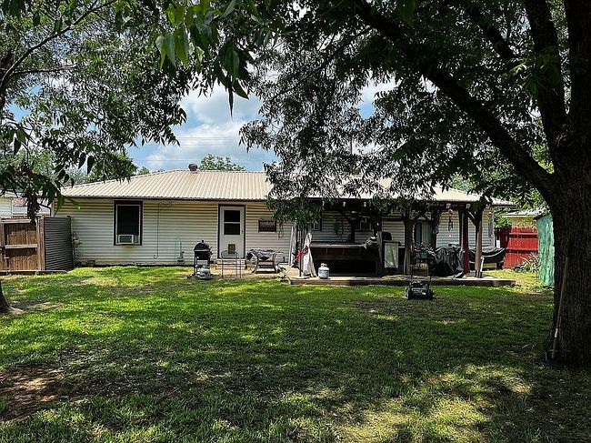 Additional photo 1 of property located at 807 Carver St