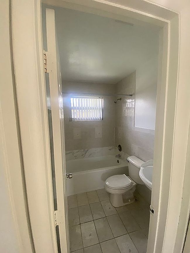 Additional photo 3 of property located at 594 Nw 6th St