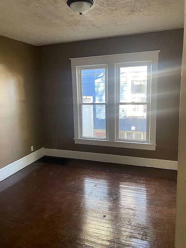 Image of 415 Moore St