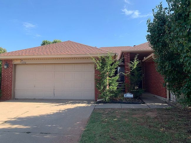Photo of 1220 Eastview Cir