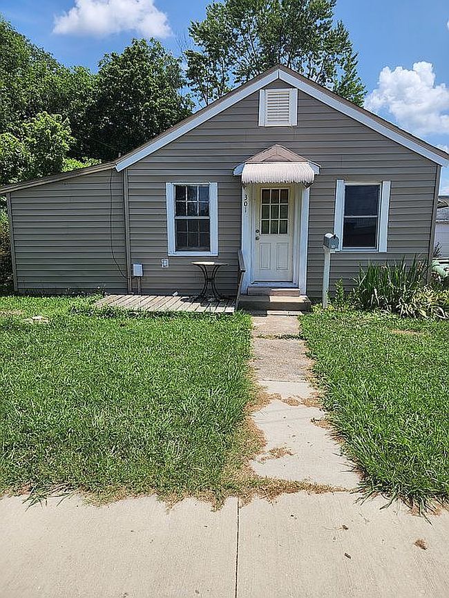 Photo of 301 S Oak St
