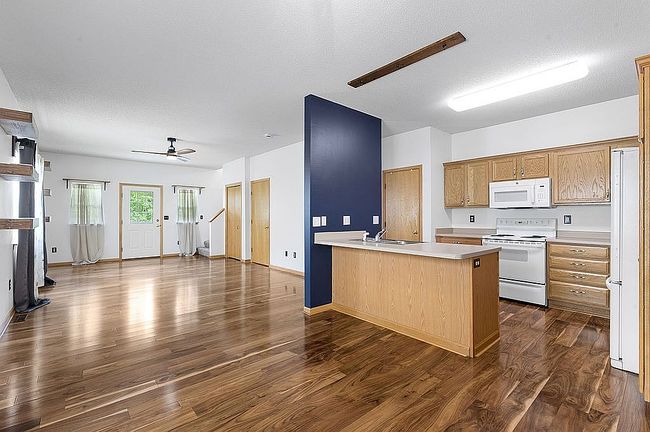 Photo of 1709 Randall Dr, Solon, IA