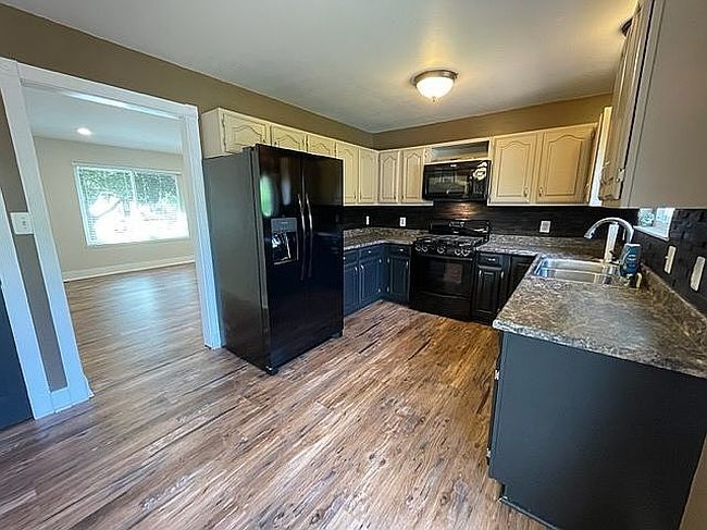 Photo of 1019 Tanager Trl, Howell, MI