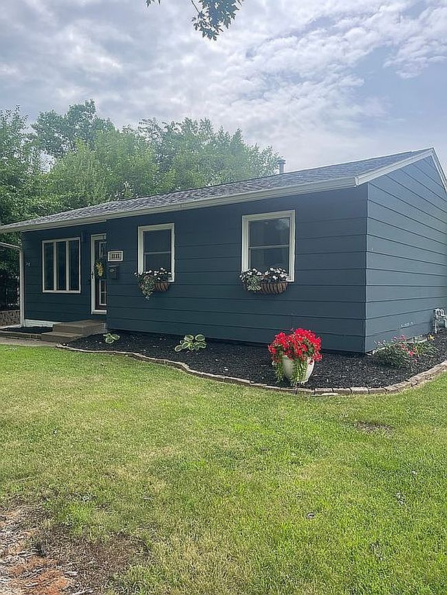 Photo of 1135 Golden Valley Dr, Bettendorf, IA