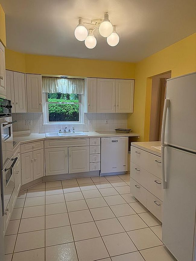 Photo of 3115 Bradley Rd, Westlake, OH