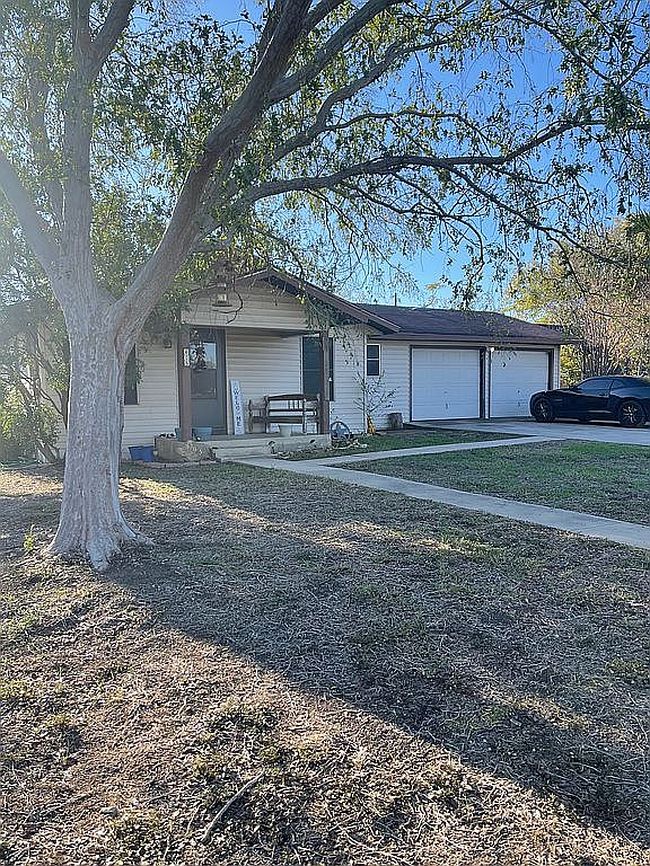 Photo of 605 Railroad St, Poth, TX