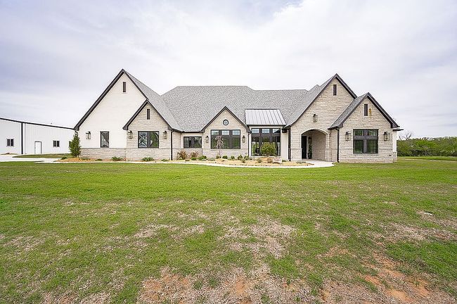 Image of 2211 N Fairlake Dr