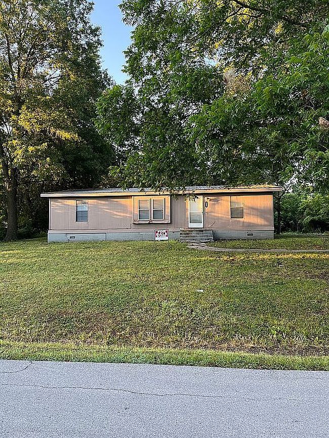 Photo of 302 E Ginardi St, Frontenac, KS